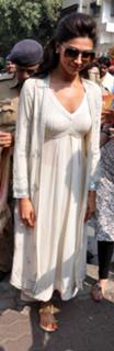 Deepika Padukone feet photo thumbnail