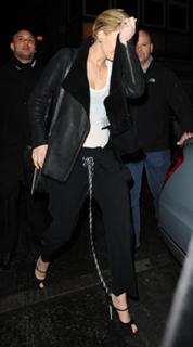 Jennifer Lawrence feet photo thumbnail