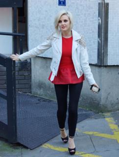 Perrie Edwards feet photo thumbnail