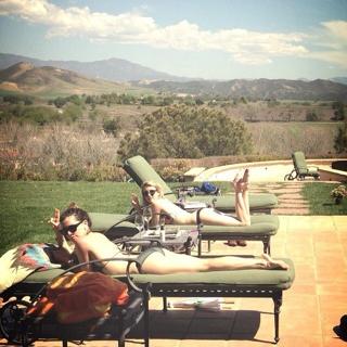 Emma Roberts feet photo thumbnail