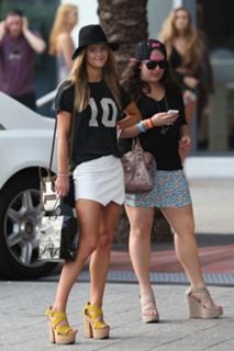 Nina Agdal feet photo thumbnail