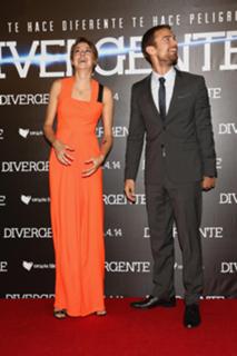 Shailene Woodley feet photo thumbnail