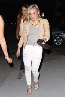 Hilary Duff feet photo thumbnail