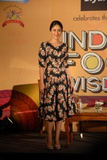 Kareena Kapoor feet photo thumbnail