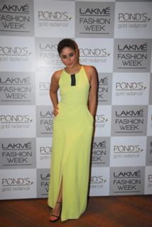 Kareena Kapoor feet photo thumbnail