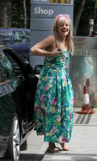 Lily Allen feet photo thumbnail