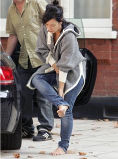 Lily Allen feet photo thumbnail