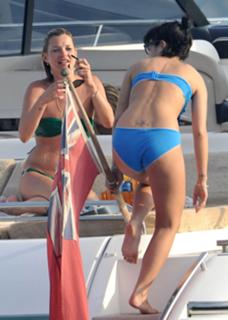 Lily Allen feet photo thumbnail