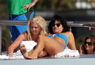 Lily Allen feet photo thumbnail