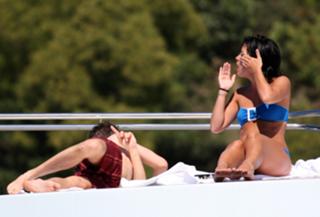 Lily Allen feet photo thumbnail