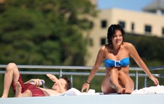 Lily Allen feet photo thumbnail