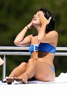 Lily Allen feet photo thumbnail