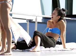 Lily Allen feet photo thumbnail