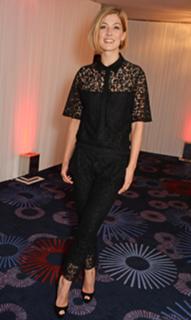 Rosamund Pike feet photo thumbnail