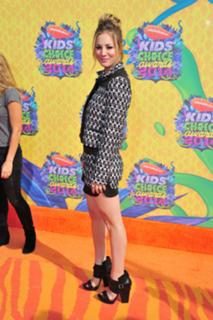 Kaley Cuoco feet photo thumbnail