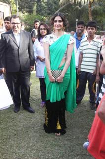 Sonam Kapoor feet photo thumbnail