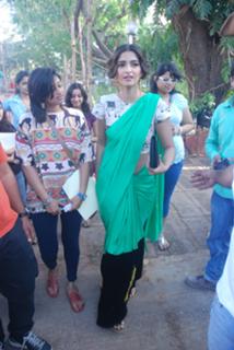 Sonam Kapoor feet photo thumbnail