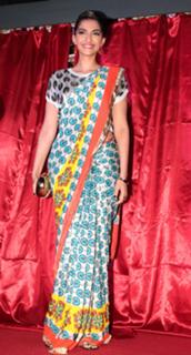 Sonam Kapoor feet photo thumbnail
