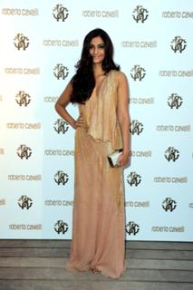 Sonam Kapoor feet photo thumbnail
