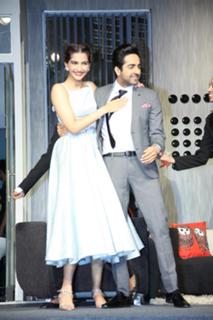 Sonam Kapoor feet photo thumbnail