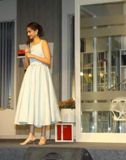 Sonam Kapoor feet photo thumbnail