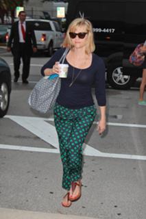 Reese Witherspoon feet photo thumbnail