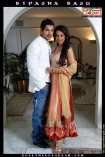 Bipasha Basu feet photo thumbnail