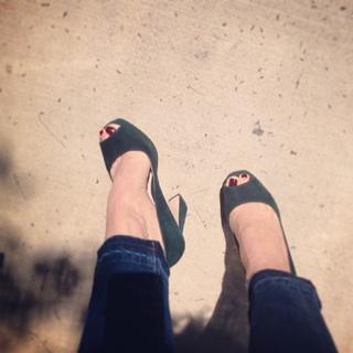 Julie Benz feet photo thumbnail
