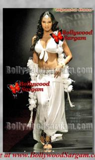 Bipasha Basu feet photo thumbnail