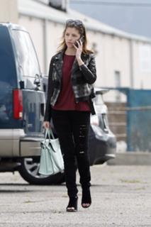 Anna Kendrick feet photo thumbnail