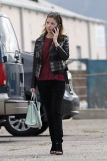 Anna Kendrick feet photo thumbnail
