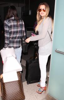 Khloé Kardashian feet photo thumbnail