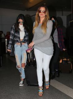 Khloé Kardashian feet photo thumbnail