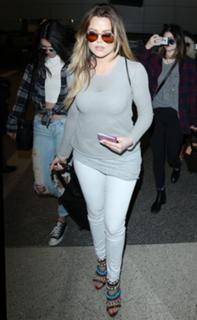 Khloé Kardashian feet photo thumbnail
