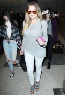 Khloé Kardashian feet photo thumbnail
