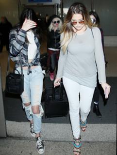 Khloé Kardashian feet photo thumbnail