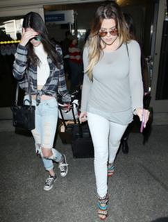 Khloé Kardashian feet photo thumbnail