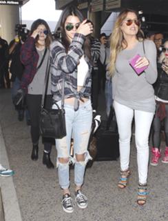 Khloé Kardashian feet photo thumbnail