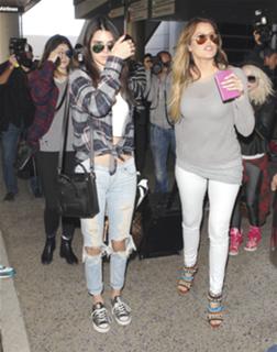 Khloé Kardashian feet photo thumbnail