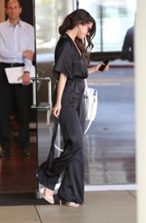 Selena Gomez feet photo thumbnail