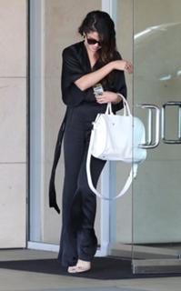 Selena Gomez feet photo thumbnail