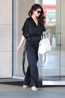 Selena Gomez feet photo thumbnail