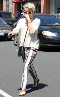 Julianne Hough feet photo thumbnail