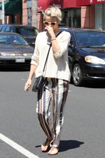 Julianne Hough feet photo thumbnail