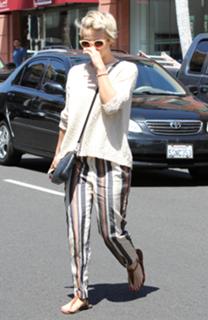 Julianne Hough feet photo thumbnail