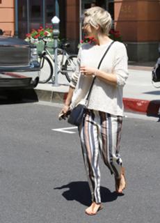 Julianne Hough feet photo thumbnail
