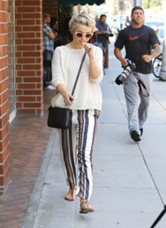 Julianne Hough feet photo thumbnail