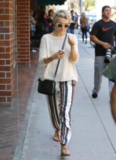 Julianne Hough feet photo thumbnail