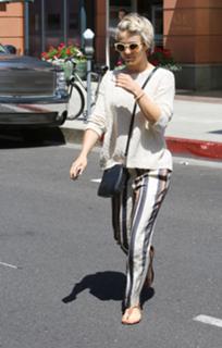 Julianne Hough feet photo thumbnail
