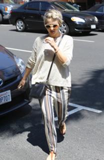 Julianne Hough feet photo thumbnail